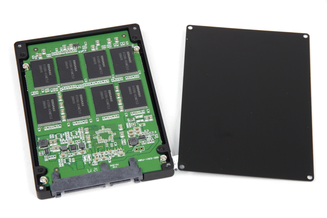 电路板正反两面,各八颗记忆体都为对称式排列.