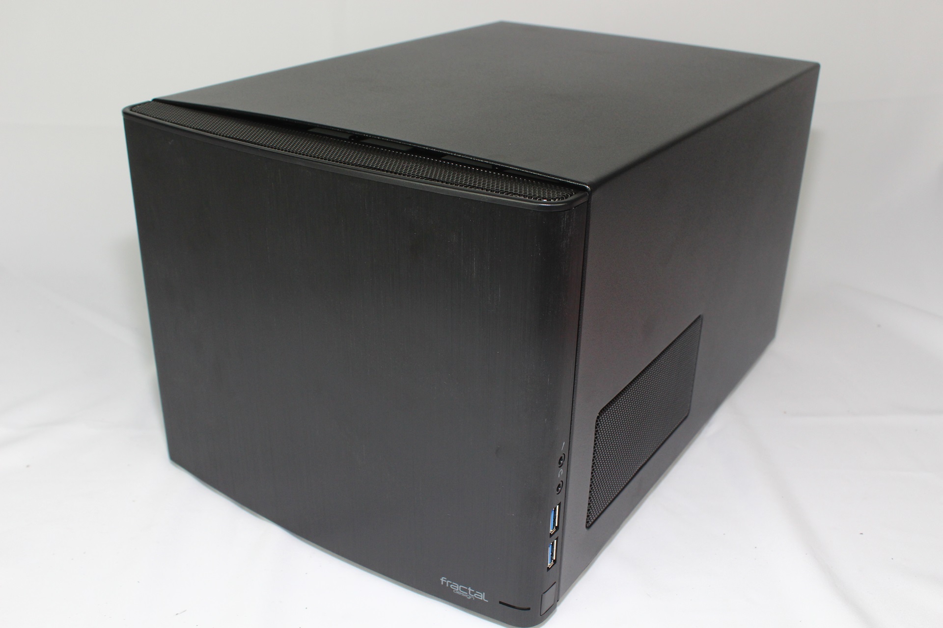 小機殼大空間，打造影音遊戲機!Fractal design NODE 304 mini-ITX機殼開箱