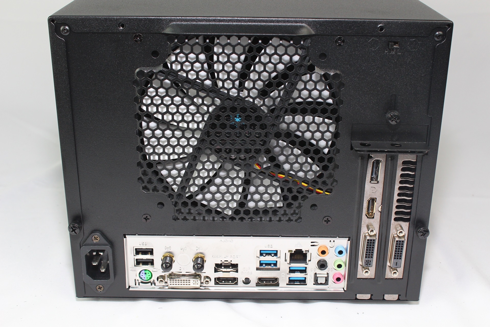 小機殼大空間，打造影音遊戲機!Fractal design NODE 304 mini-ITX機殼開箱